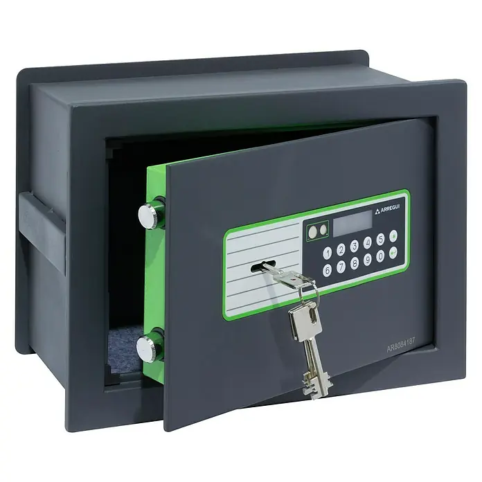 Arregui Caja fuerte empotrable Supra 241020 - Cerradura de combinación electrónica, L x An x Al: 36 x 25 x 26 cm - Caja fuerte gris con puerta abierta, borde verde y llave en la cerradura, diseñada para seguridad.