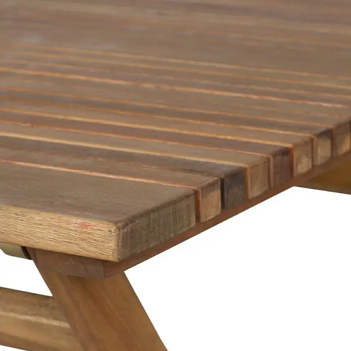 Siena Garden Falun Balkontisch - L x B x H: 80 x 80 x 74,2 cm, Akazie, Klappbar, Quadratisch, Natur - Nahaufnahme eines Holztisches mit Lattenmuster und sichtbarer Holzmaserung, der Stabilität und rustikalen Charme vereint.