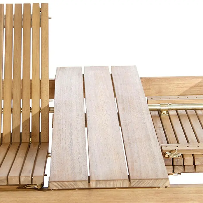 Siena Garden Falun Gartentisch - L x B x H: 150 x 100 x 74 cm, Akazie, Rechteckig, Natur - Nahaufnahme eines Gartentisches aus Holz mit Lattenmuster und Metallverbindungen. Das robuste Design lädt zum Verweilen im Freien ein.
