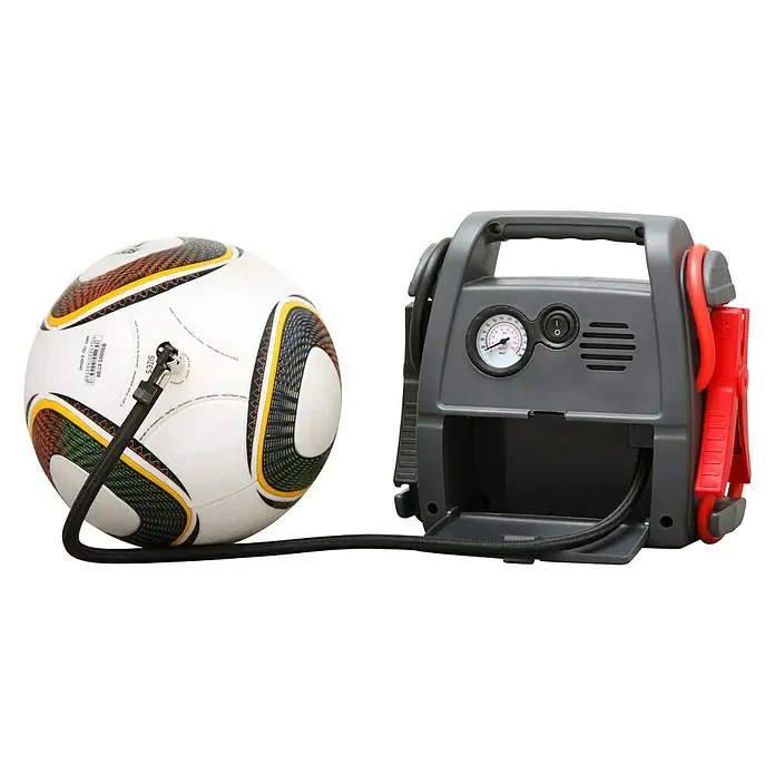 UniTEC Energiestation - Ausgangsspannung: 12 V, Akkutyp: Li-Ionen - Das Bild zeigt eine tragbare Luftpumpe neben einem Fußball, wobei der Schlauch der Pumpe an den Ball angeschlossen ist.