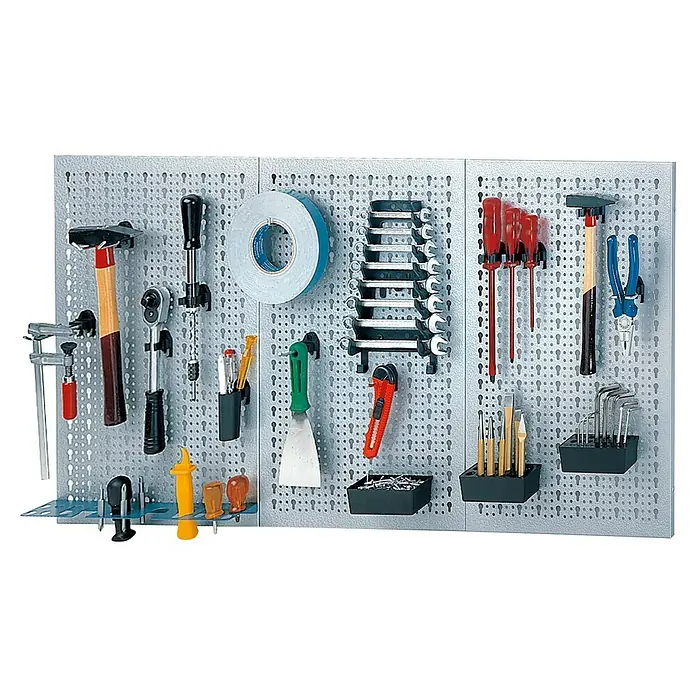 Küpper Lochwand - L x B: 120 x 60 cm - Werkzeugwand mit verschiedenen Werkzeugen wie Hammer, Schraubenschlüssel, Schraubendreher und Zangen ordentlich an der Wand montiert.