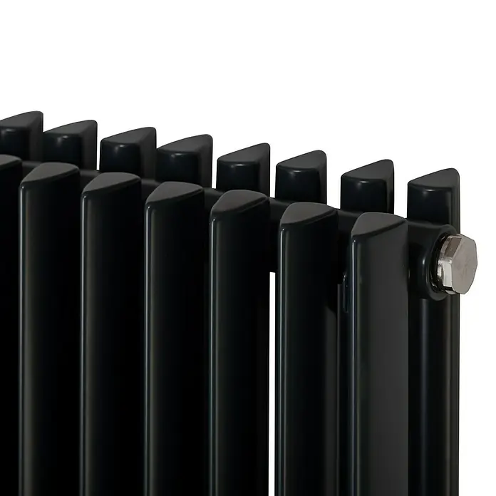 Ximax Raumheizkörper Triton Duplex - B x H: 600 x 1.800 mm, Wärmeleistung bei Vorlauftemperatur von 75 °C (D: 50): 2.101 W, Anthrazit - Detailaufnahme eines schwarzen Heizkörpers mit elegantem Design und silbernem Anschlussstück.