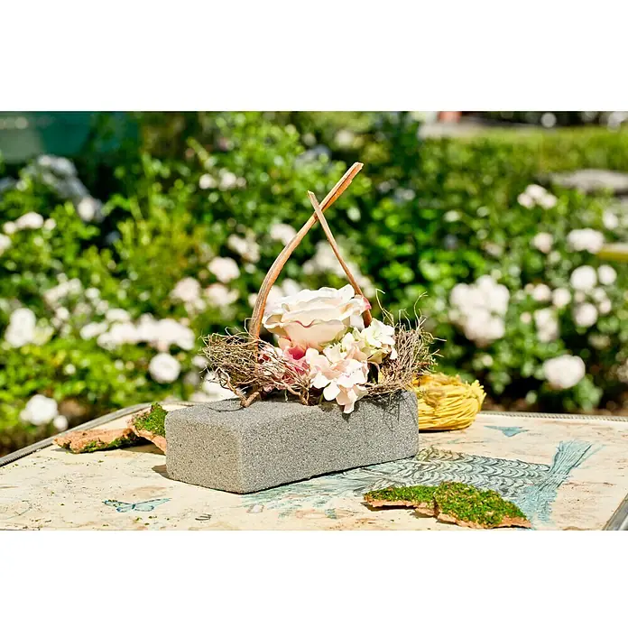 Gardol Steckmasse - 22,5 x 10,5 x 6,5 cm, Geeignet für: Trockenblumen - Dekorative Blumenarrangements mit Rosen in einem stilvollen Gefäß, perfekt für eine elegante Tischdekoration.
