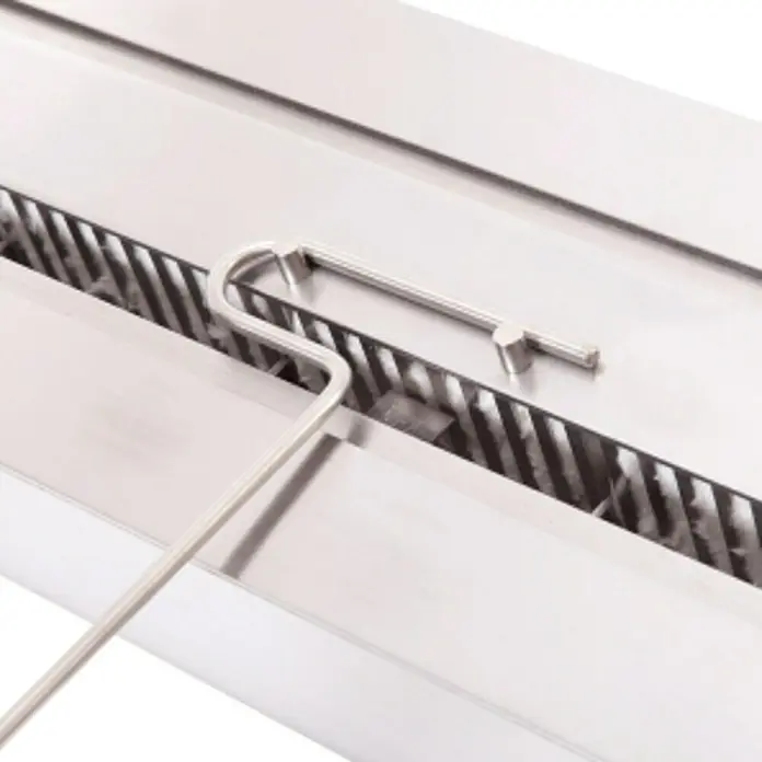 Purline Bloque de combustión F96120 - 120 x 20 x 9 cm, Acero inoxidable - Primer plano de una chimenea de bioetanol de acero inoxidable con una herramienta.