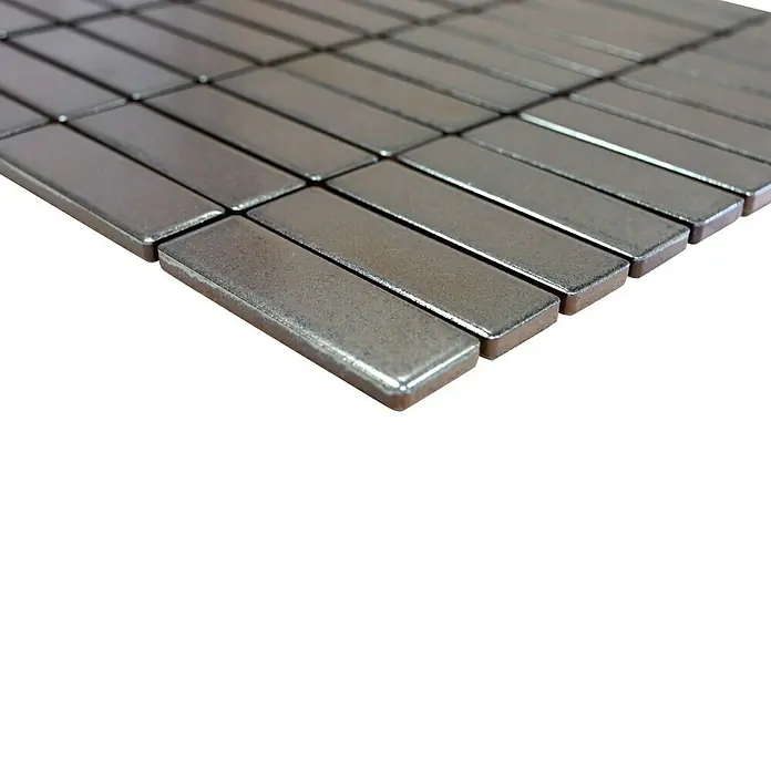 Mosaikfliese Stäbchen Uni ST SILVER29,7 x 29 cm, Silber, Matt - Bild einer Reihe von rechteckigen, silberfarbenen Magneten, die ordentlich angeordnet sind.