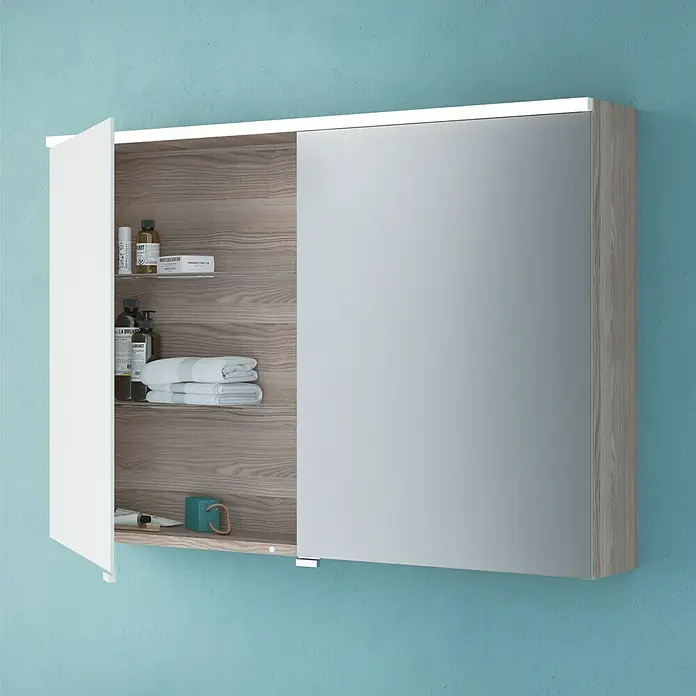 Camargue LED-Spiegelschrank Cube/LoftB x H: 90 x 62 cm, Mit Beleuchtung, Eiche Cordoba - Wandhängender Spiegelschrank mit einer offenen Tür, der Holzregale und Badutensilien zeigt.