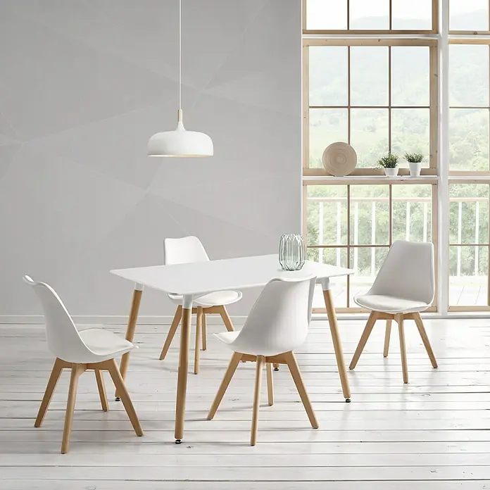 Silla Elba - L x An x Al: 55 x 48,5 x 82 cm, Blanco - Una mesa de comedor moderna con cuatro sillas blancas y una lámpara colgante elegante, ideal para un comedor con estilo.