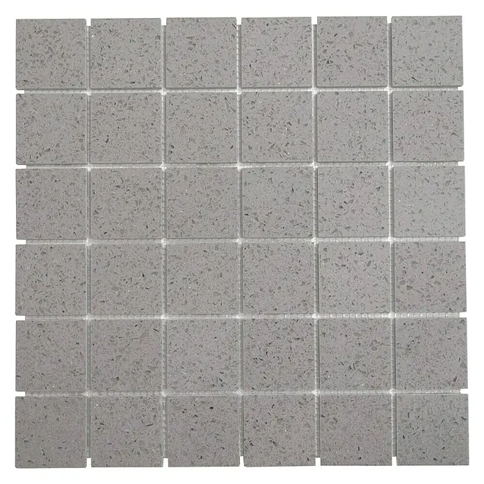 Mosaikfliese Quadrat Artifical XCM ASM43 - 30,5 x 30,5 cm, Grau, Glänzend - Nahaufnahme eines grauen Mosaikfliesen-Musters mit kleinen, quadratischen Fliesen für Badezimmer- oder Küchenrückwände.