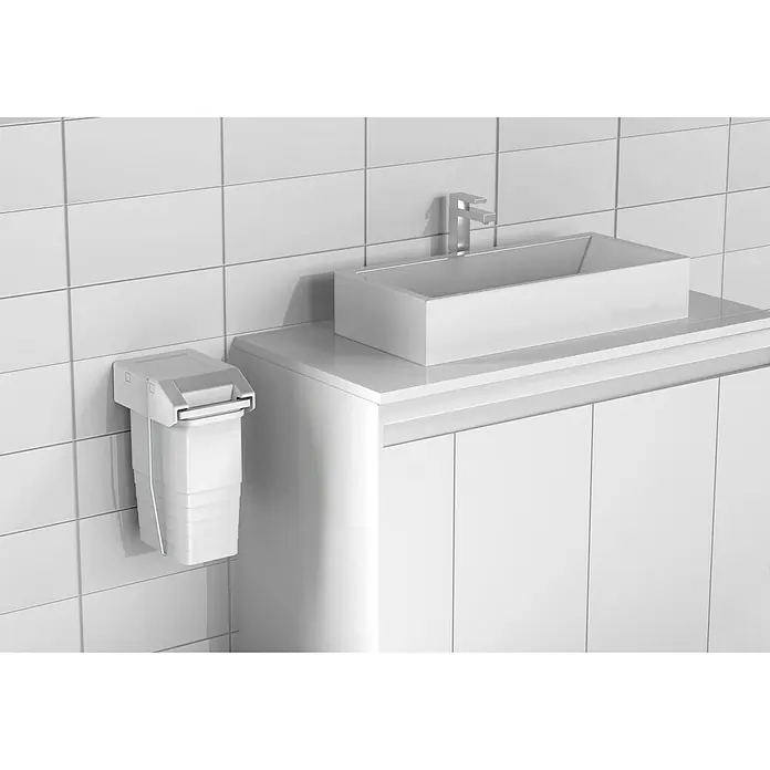 essensa Standard-Mülleimer Single - 8 l, Kunststoff, Weiß - Weißes Badezimmer mit hängendem Mülleimer, Waschbecken und Fliesenwand. Stilvolle und praktische Einrichtung für moderne Bäder.