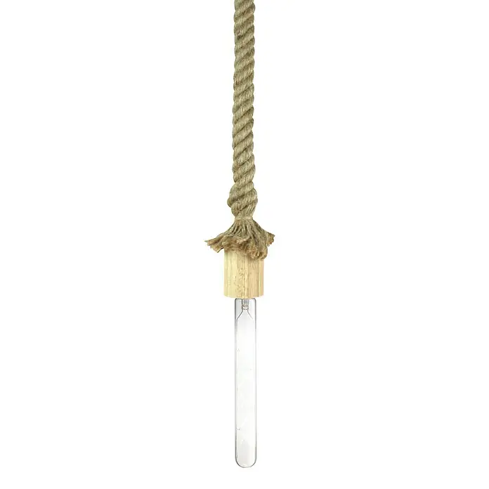 Home Sweet Home Lampenpendel Leonardo - Beige, Naturmaterialien, 115 cm, E27 - Nahaufnahme einer Pendelleuchte mit Seilaufhängung und länglicher Glühbirne vor schwarzem Hintergrund.