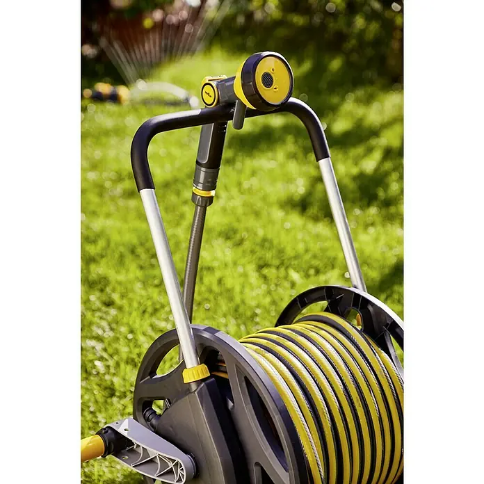 Neptun Classic Schlauchwagen-Set Discover - Kunststoff, Schlauchlänge: 20 m - Eine gelbe und schwarze Gartenschlauchaufroller, kompakt und ordentlich aufgerollt, ideal für die Gartenbewässerung und platzsparende Aufbewahrung.