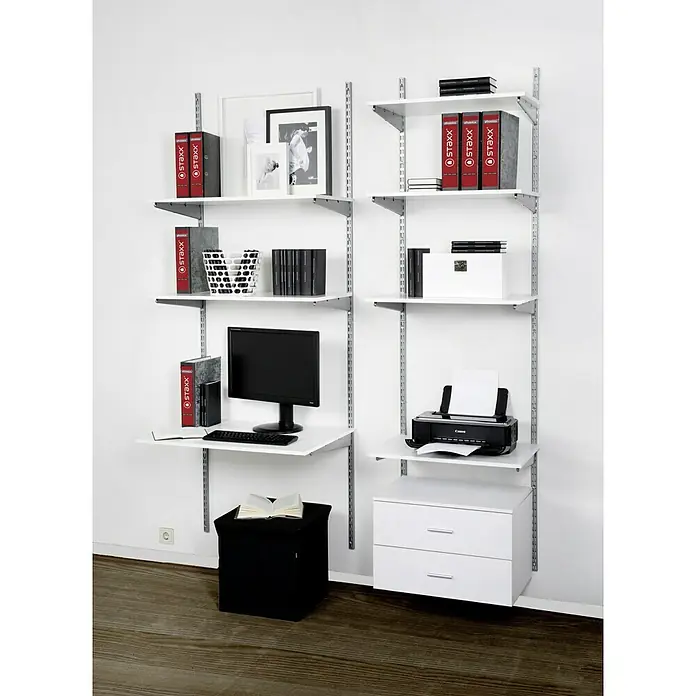 Phönix Wandregal-Set Staxx Büro - L x B x H: 62 x 85 x 223 cm, Traglast Einlegeboden: 20 kg, Weiß/Grau - Das Bild zeigt ein modernes Wandregalsystem mit weißen Regalen und metallenen Halterungen, ideal für Büro oder Arbeitszimmer.