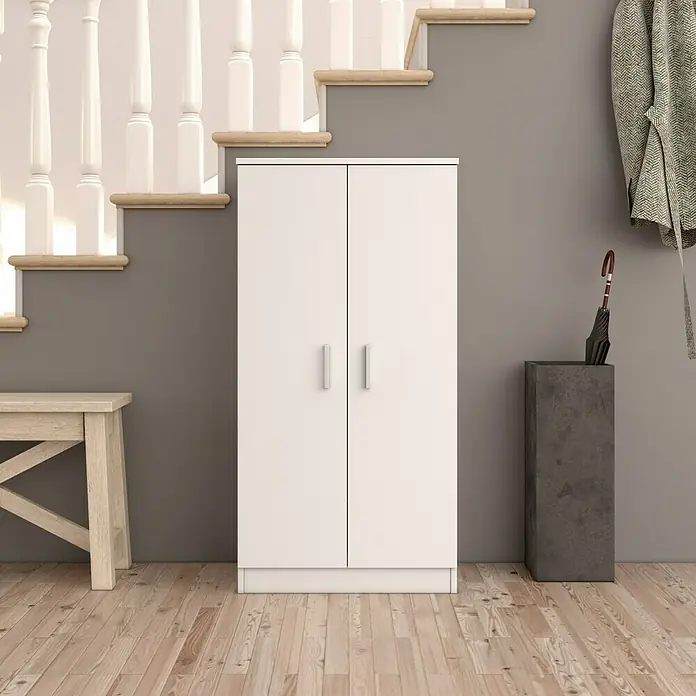 Zapatero Basic - L x An x Al: 36 x 55 x 108 cm, Blanco - Un armario blanco de dos puertas está situado en un pasillo debajo de una escalera. Una solución de almacenamiento moderna y ahorra espacio.