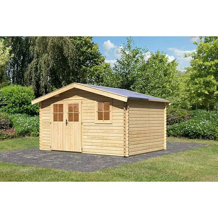 Karibu Gartenhaus Felsenau 5 - Außenmaß inkl. Dachüberstand (B x T): 407 x 320 cm, Holz, Natur - Ein Holzgartenhaus mit Doppeltür und Fenster steht auf Pflastersteinen, umgeben von Grün.