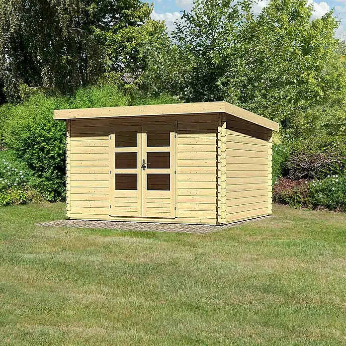 Karibu Gartenhaus Bastrup 7 - Außenmaß inkl. Dachüberstand (B x T): 375 x 333 cm, Holz, Natur - Ein hölzernes Gartenhaus mit Doppeltür und einem Flachdach, eingebettet in eine grüne Gartenlandschaft.