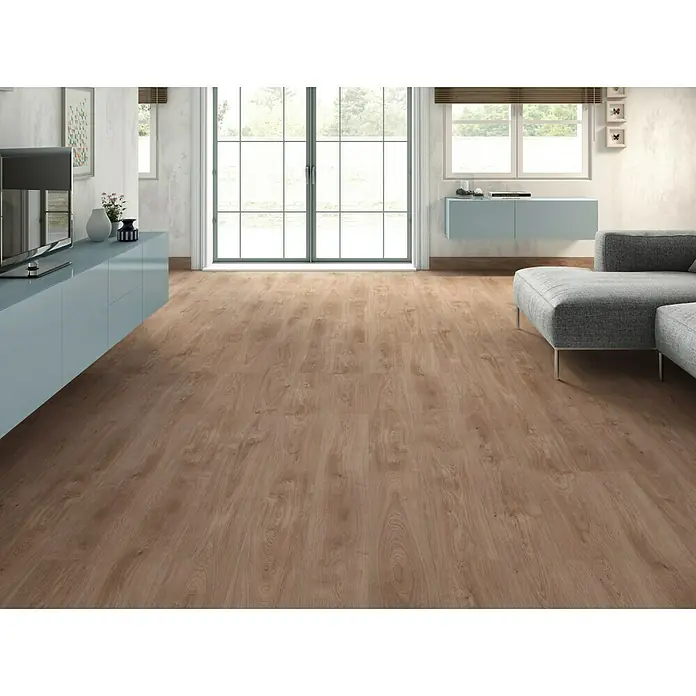 LOGOCLIC Laminado Roble Aceitado - 1.200 x 196 x 8 mm, Roble Aceitado, AC4 - Acogedora sala de estar con un elegante piso de madera que agrega calidez y estilo al espacio.
