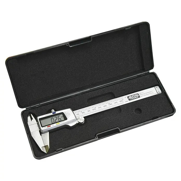 Alpha Tools Digitaler Messschieber - Messbereich: 0 - 150 mm, Stahl - Digitaler Messschieber in einer schwarzen Schutzhülle.
