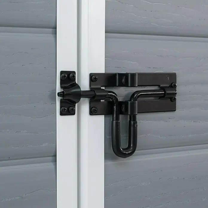 Keter Caseta de jardín Manor 6x8 - Medidas ext. (An x Pr): 185,8 x 236,8 cm, Gris Claro/Blanco, Plástico, Área: 3,9 m² - Primer plano del cerrojo de cañón negro, utilizado para asegurar una puerta o un portón, ofreciendo seguridad.