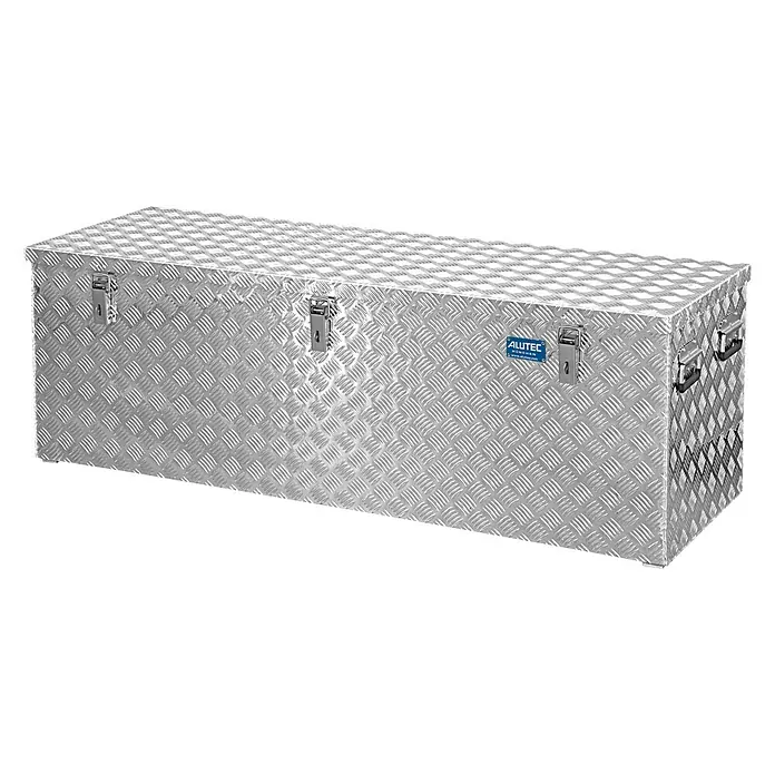 Alutec München Aufbewahrungs- & Transportbox R375 - 1.522 x 525 x 520 mm, 375 l - Ein stabiler, silberner Werkzeugkasten aus Aluminium mit Riffelblechmuster und robusten Verschlüssen für den sicheren Transport von Werkzeug.