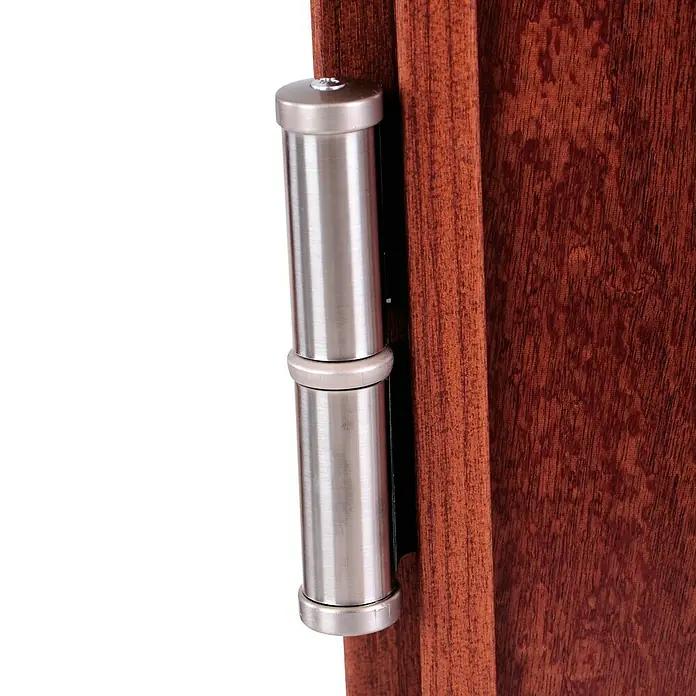 SegureStil Puerta de entrada interior S105 Serie V - 90 x 206 cm, Derecha, Sapelly, Acorazada - Primer plano de una bisagra cilíndrica de níquel cepillado montada en una puerta de madera con detalles de vetas.