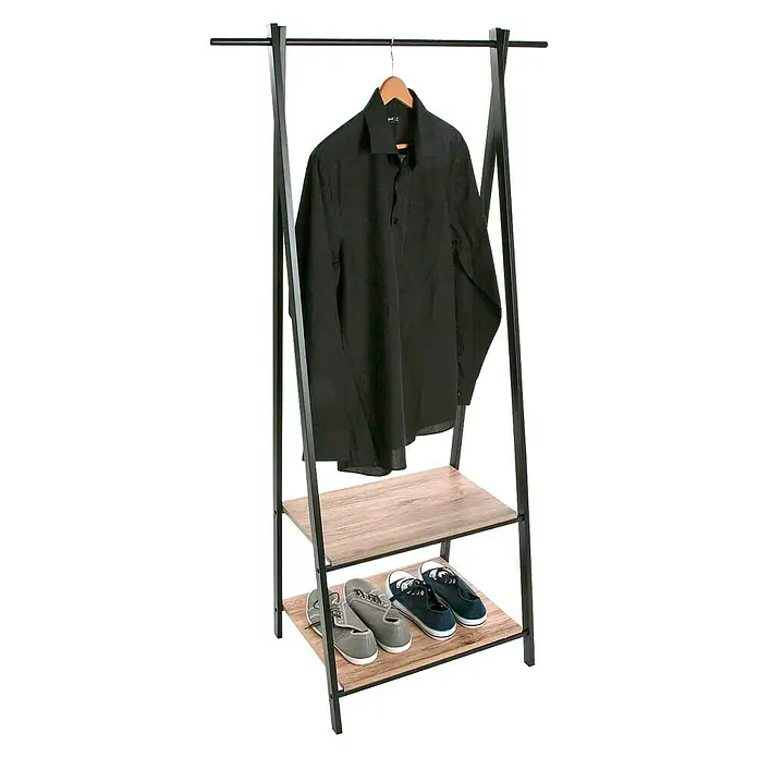 Versa Perchero con baldas - L x An x Al: 75 x 45 x 150 cm, Metal - Un perchero moderno con una camisa negra y zapatos exhibidos en dos estantes. Ideal para guardar ropa y accesorios.