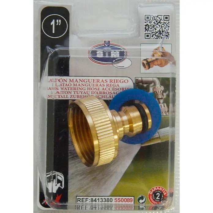 Adaptador para grifo hembra - 1″, Latón - Primer plano de un nuevo conector de manguera de latón de 1" con un anillo azul en un embalaje de producto.