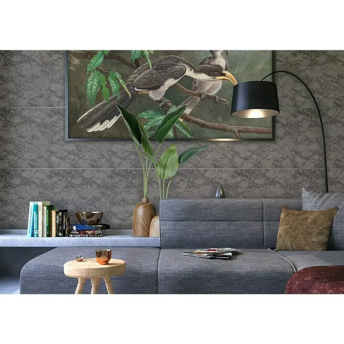 Nmc Decoflair Panel de pared Mármol - Gris, 100 x 50 cm, Plástico - Elegante salón con sofá gris, mesa de madera y lámpara de pie. Obra de arte con pájaros adorna la pared.