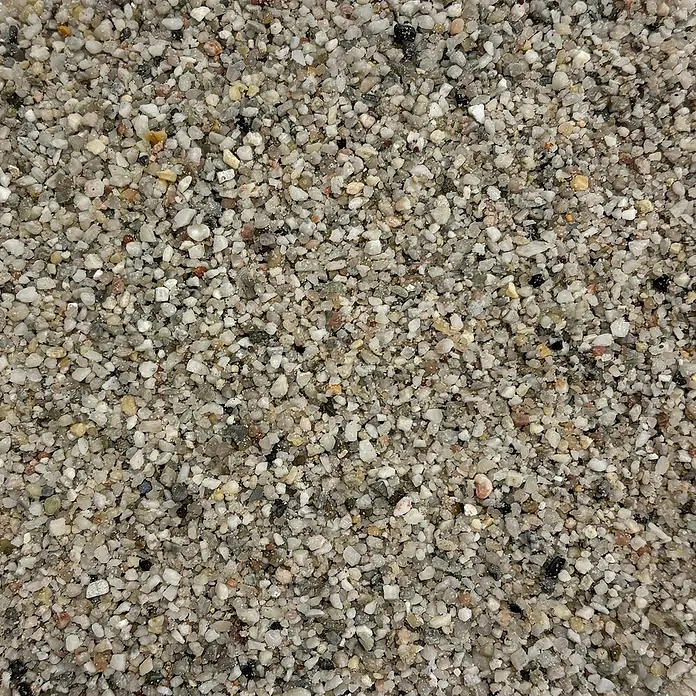 Hamann Mercatus Fugensplitt - Hellgrau, Körnung: 1 mm - 3 mm, 25 kg - Nahaufnahme von feinem, gemischtem Kies in verschiedenen Grautönen und vereinzelten dunklen Akzenten. Ideal für den Gartenbau.