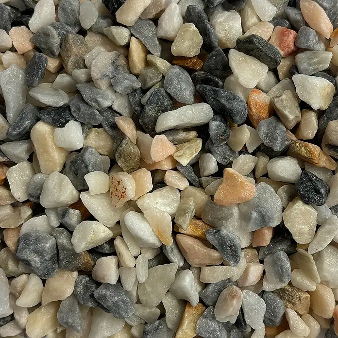 Hamann Mercatus Marmorsplitt - Mont Blanc, Körnung: 8 mm - 16 mm, 25 kg - Nahaufnahme von Zierkies in verschiedenen Farben und Größen, ideal für Garten- und Landschaftsgestaltung.