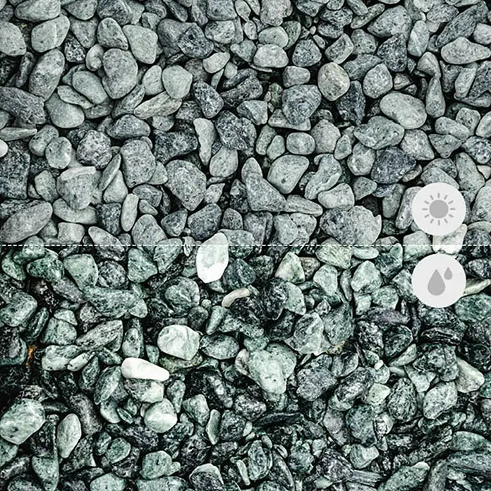 Min2C Marmorkiesel - Grün, Körnung: 15 mm - 25 mm, 25 kg - Nahaufnahme von trockenen und nassen Zierkieseln, die ihre unterschiedlichen Farbtöne hervorheben. Perfekt für Gartengestaltung und dekorative Zwecke.