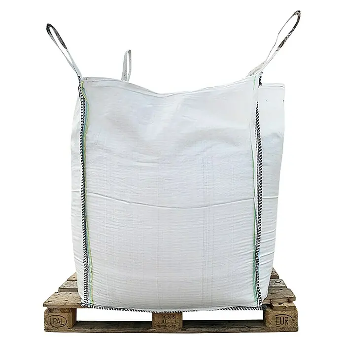 Min2C Streu- & Pflastersplitt - 1.000 kg, Körnung: 2 mm - 4 mm - Nahaufnahme eines Big Bags auf einer Holzpalette. Der Big Bag ist weiß und hat vier Schlaufen zum Heben. Die Palette ist mit EUR und IPAL gekennzeichnet.