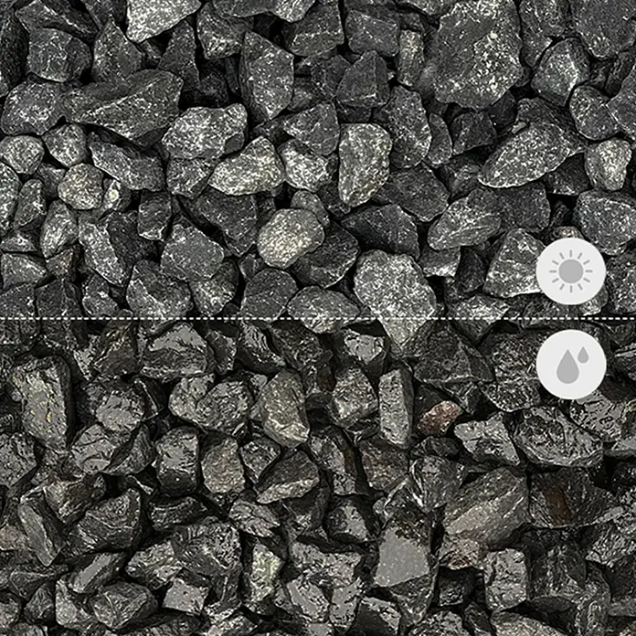 Min2C Basaltsplitt - Schwarz, Körnung: 16 mm - 32 mm, 25 kg - Bild eines Haufens Basaltbruchs, der den Unterschied zwischen trockenem und nassem Zustand zeigt.