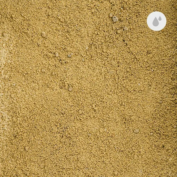 Kinderspielsand - 25 kg - Feiner Sand mit Wasserzeichen, ideal für Bauprojekte und Spielplätze. Die Textur ist gleichmäßig und die Farbe natürlich.