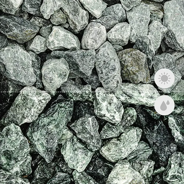 Min2C Bruchsteine - Alpengrün, Körnung: 30 mm - 60 mm, 25 kg - Abbildung von trockenem und nassem Zierschotter, der die Farbveränderung des Steins bei Nässe zeigt. Ideal für Garten- und Landschaftsbau.