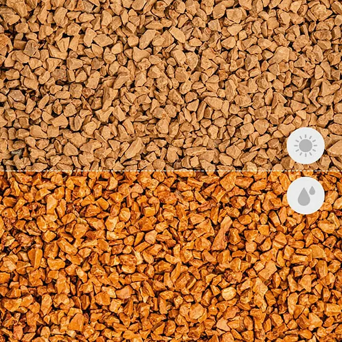 Min2C Marmorsplitt - Veronarot, Körnung: 9 mm - 12 mm, 25 kg - Das Bild zeigt Zierkies in zwei Farbtönen: trocken (oben) und nass (unten), die unterschiedliche Farbtiefen des Materials hervorheben.