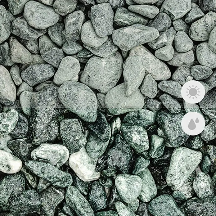 Min2C Marmorkiesel - Grün, Körnung: 40 mm - 60 mm, 25 kg - Die Abbildung zeigt eine Nahaufnahme von Zierkieseln in zwei Zuständen: trocken und nass, wobei die Farbveränderung durch Feuchtigkeit hervorgehoben wird.