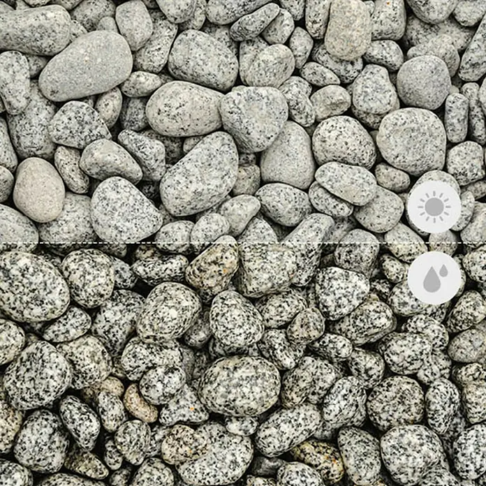 Min2C Granitkiesel - Anthrazit/Weiß, Maße Stein: 25 - 40 mm, Granit - Nahaufnahme von Zierkies, der trocken und nass unterschiedliche Farbtöne aufweist. Ideal für Gartenwege und dekorative Akzente.