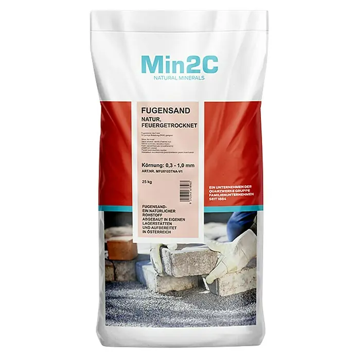 Min2C Fugensand - Natur, 25 kg - Produktbild eines Sackes FUGENSAND NATUR, FEUERGETROCKNET von Min2C, einem natürlichen Mineralprodukt für den Garten- und Landschaftsbau.