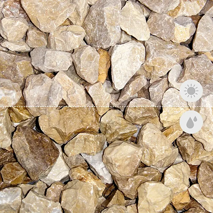 Min2C Bruchsteine - Gelb, Körnung: 30 mm - 60 mm, 25 kg - Nahaufnahme von Trockenen und nassen gelben Zierkieseln, die sich in Farbe und Textur unterscheiden.\n