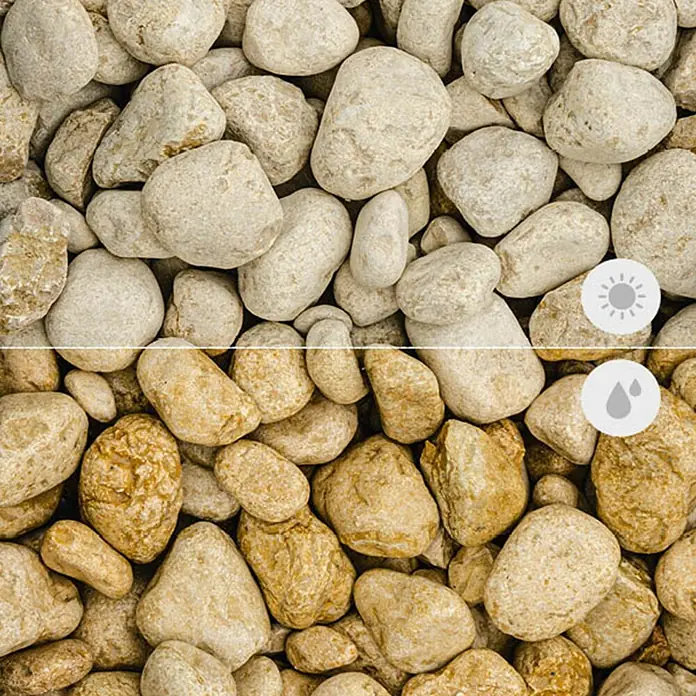 Min2C Marmorkiesel - Gelb, Körnung: 40 mm - 60 mm, 25 kg - Steine-Produktbild. Das Bild zeigt einen Haufen heller, trockener Kieselsteine im Vergleich zu einem Haufen feuchter, goldfarbener Kieselsteine.