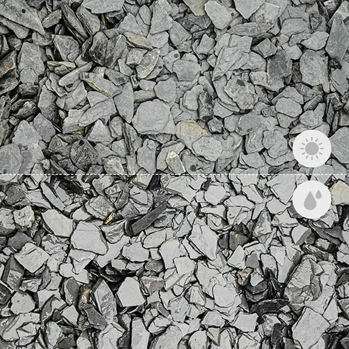 Min2C Schieferplättchen - Schwarz, Körnung: 22 mm - 40 mm, 20 kg - Nahaufnahme von Zierschiefer für den Gartenbau, dargestellt trocken und nass, ideal für Beetabdeckungen und Wegegestaltung.