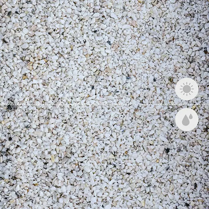Min2C Grabsplitt - Edelkristall, 3 mm - 7 mm, 10 kg - Nahaufnahme von weißen Zierkieseln, die sich ideal für Gartenwege oder dekorative Zwecke eignen. Die Steine sind sowohl im trockenen als auch im nassen Zustand abgebildet.