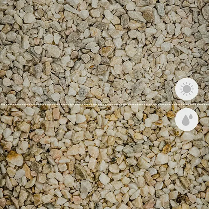 Min2C Marmorsplitt Sölker Kristall - Weiß, Körnung: 7 mm - 16 mm, 25 kg - Ein Bild von Kies im trockenen und nassen Zustand, das die Farbveränderung des Produkts demonstriert.