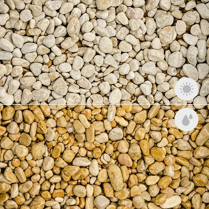 Min2C Marmorkiesel - Gelb, Körnung: 15 mm - 25 mm, 25 kg - Nahaufnahme von Kieselsteinen, die im trockenen Zustand hell und im nassen Zustand dunkler und goldfarbener sind.