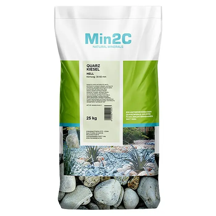 Min2C Quarzkiesel - Hell, Körnung: 30 mm - 60 mm, 25 kg - Nahaufnahme eines Sackes Min2C Quarzkiesel Hell, ideal für Garten- und Landschaftsbau.
