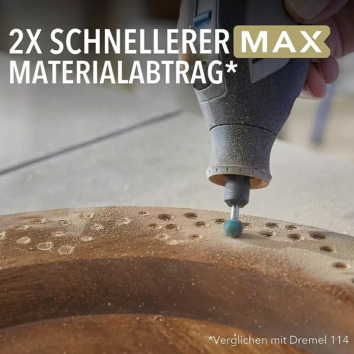 Dremel Fräser MAX Power Carving 9951 - Arbeitsdurchmesser: 9 mm, Max. Drehzahl: 35.000 U/min, 1 Stk. - Dunkles Rotationswerkzeug schnitzt mit blaugrünem Bit in Holz, erzeugt Sägemehl. Text: '2X SCHNELLERER MAX MATERIALABTRAG'.
