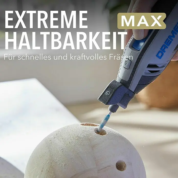 Dremel Raspelfräser MAX Power Carving 9952 - Kegelförmig - Dremel Multifunktionswerkzeug MAX mit Fräsaufsatz beim Bearbeiten eines Holzstücks.