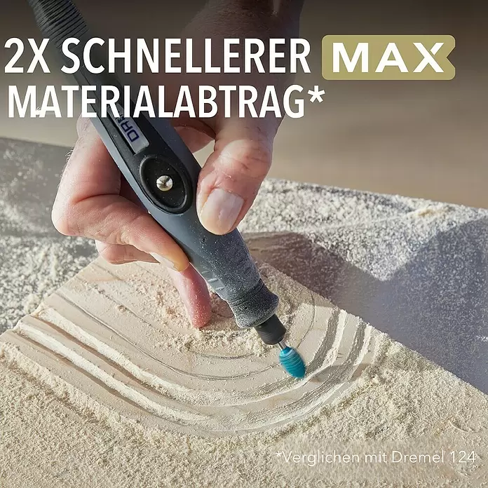 Dremel Raspelfräser MAX Power Carving 9953 - Flammenförmig - Eine Hand hält ein graues Rotationswerkzeug mit einem türkisfarbenen Aufsatz, das wellenförmige Muster in ein Holzbrett schnitzt, umgeben von Sägespänen.