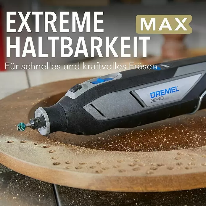 Dremel Fräser MAX Power Carving 9951 - Arbeitsdurchmesser: 9 mm, Max. Drehzahl: 35.000 U/min, 1 Stk. - Dremel 8240 Multifunktionswerkzeug fräst mit einem Fräsaufsatz in Holz, umgeben von Sägespänen.
