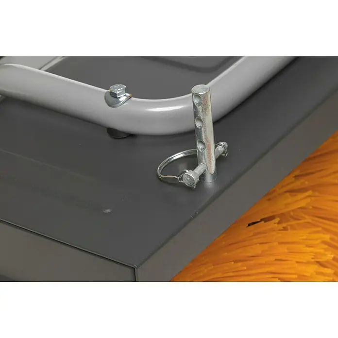 Stiga Kehrmaschine SWS 600 G - 4,4 kW, Arbeitsbreite: 60 cm - Detailaufnahme eines silbernen Sicherungsstifts mit Ring an einer grauen Metallkonstruktion, der für Stabilität sorgt.